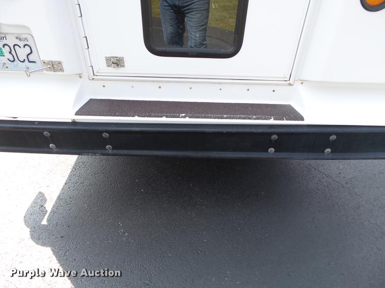 image for item DA2250 2008 Ford E350 Super Duty shuttle bus