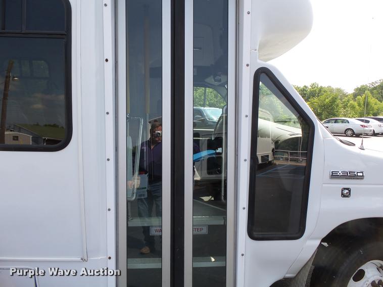 image for item DA2250 2008 Ford E350 Super Duty shuttle bus