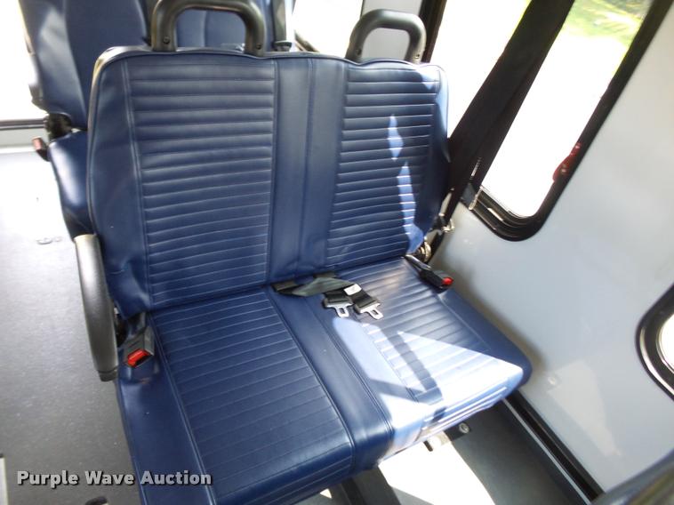 image for item DA2250 2008 Ford E350 Super Duty shuttle bus