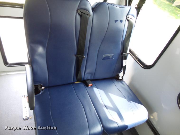 image for item DA2250 2008 Ford E350 Super Duty shuttle bus