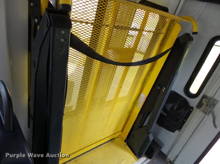 image for item DA2250 2008 Ford E350 Super Duty shuttle bus