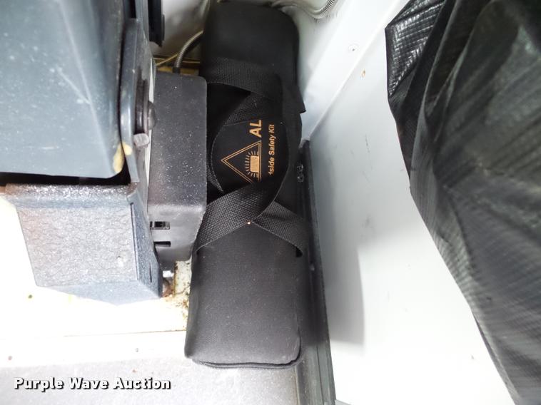 image for item DA2250 2008 Ford E350 Super Duty shuttle bus