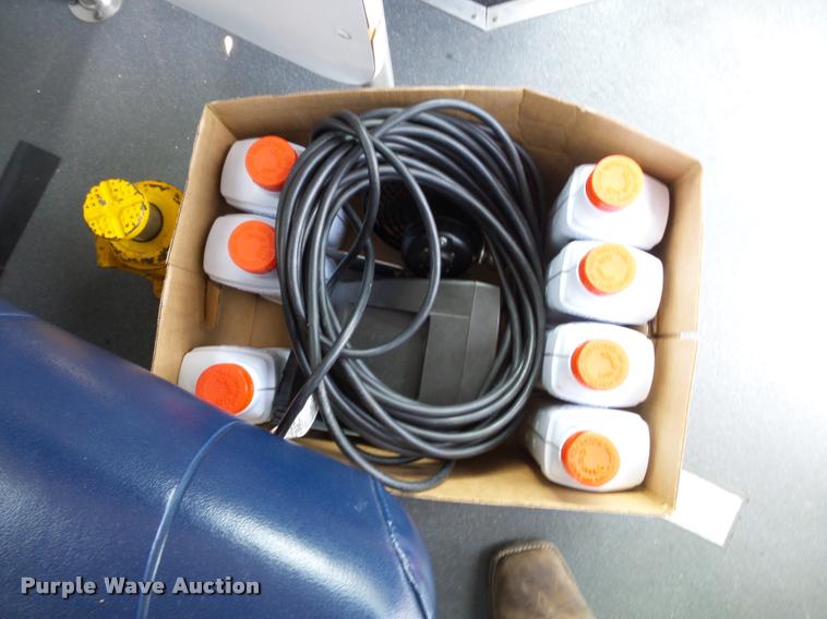 image for item DA2250 2008 Ford E350 Super Duty shuttle bus