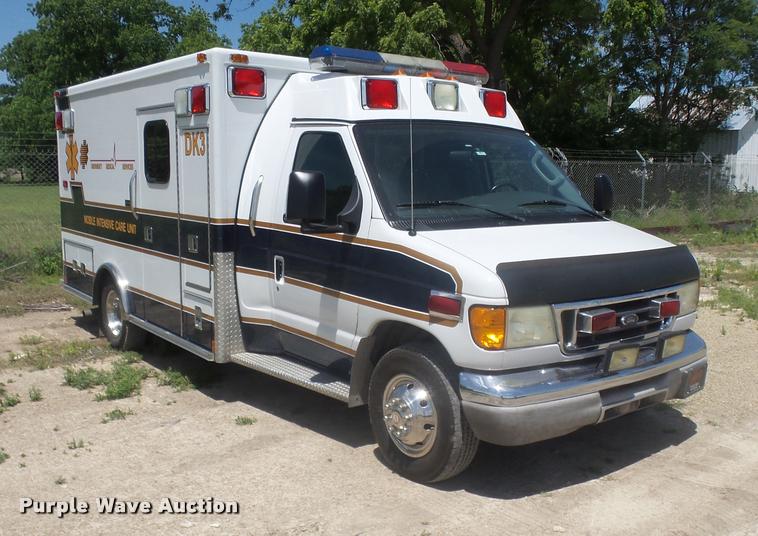 image for item DA5570 2003 Ford Econoline E450 Super Duty ambulance
