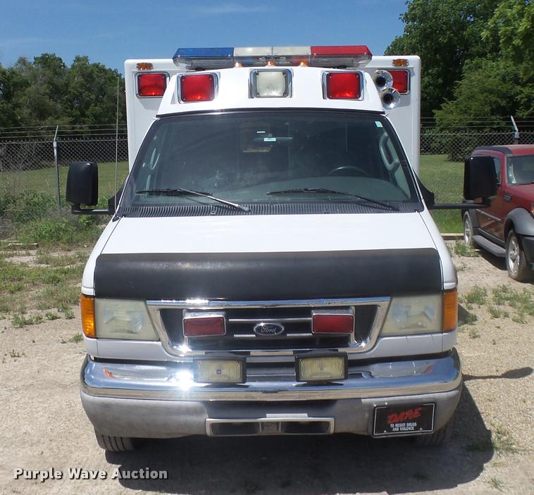 image for item DA5570 2003 Ford Econoline E450 Super Duty ambulance