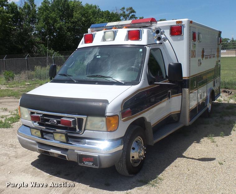 image for item DA5570 2003 Ford Econoline E450 Super Duty ambulance