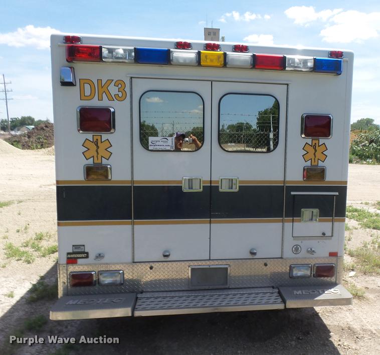 image for item DA5570 2003 Ford Econoline E450 Super Duty ambulance
