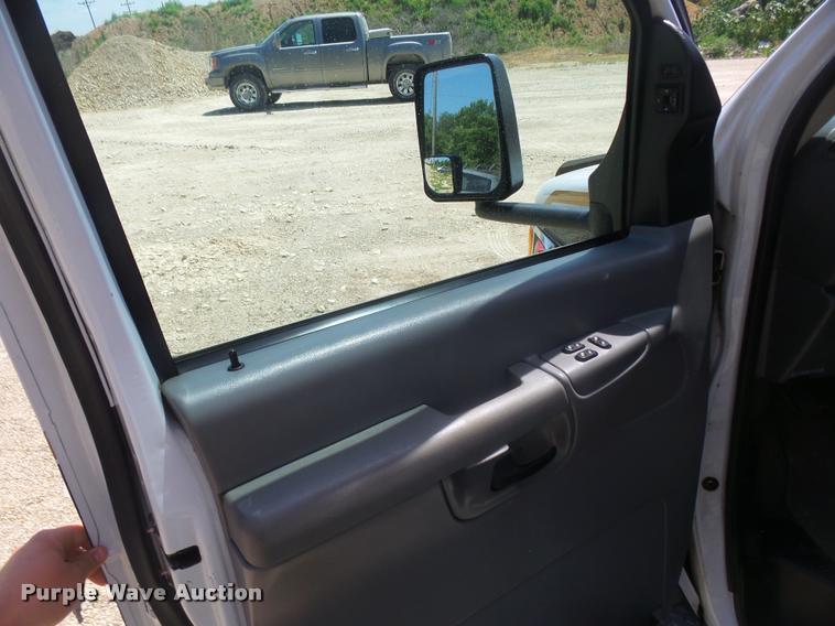 image for item DA5570 2003 Ford Econoline E450 Super Duty ambulance