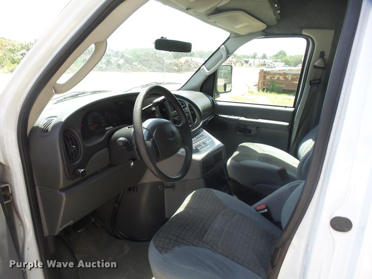 image for item DA5570 2003 Ford Econoline E450 Super Duty ambulance