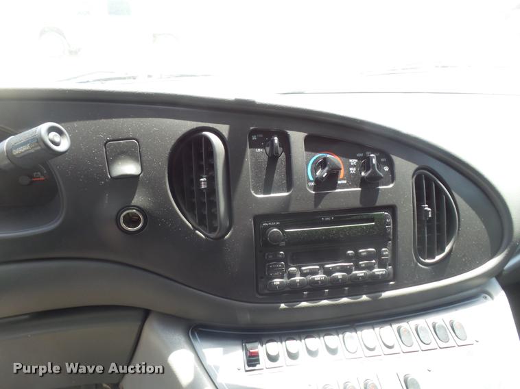 image for item DA5570 2003 Ford Econoline E450 Super Duty ambulance