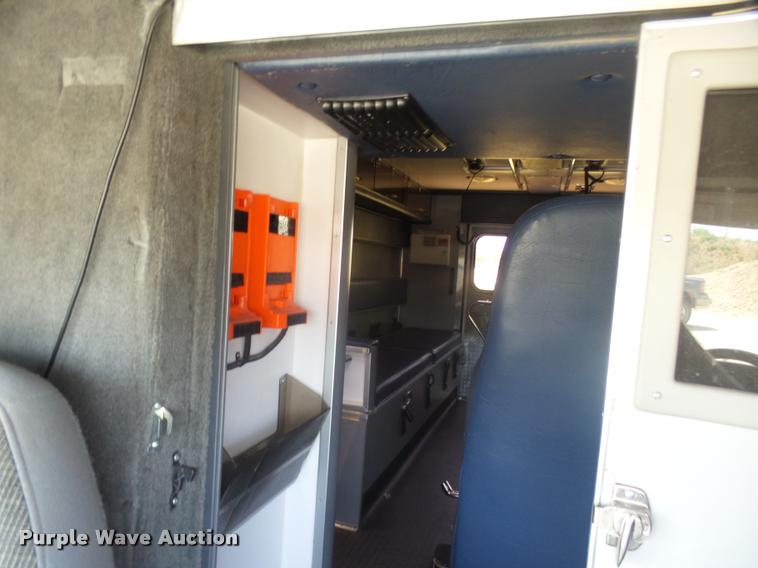 image for item DA5570 2003 Ford Econoline E450 Super Duty ambulance