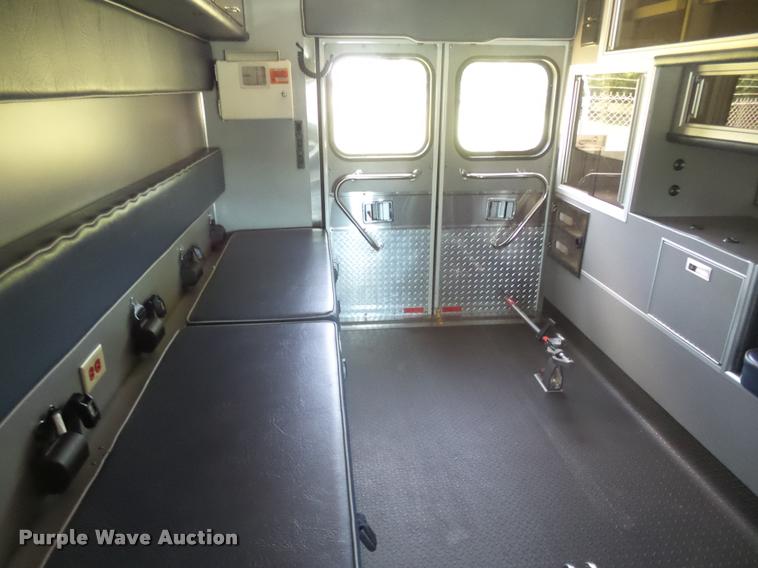 image for item DA5570 2003 Ford Econoline E450 Super Duty ambulance