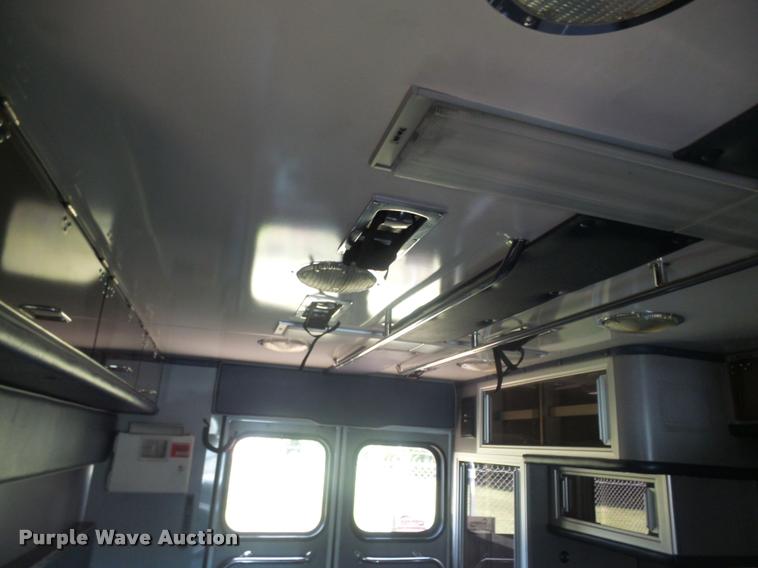 image for item DA5570 2003 Ford Econoline E450 Super Duty ambulance