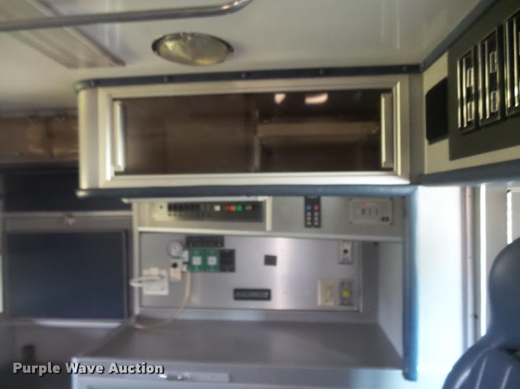 image for item DA5570 2003 Ford Econoline E450 Super Duty ambulance
