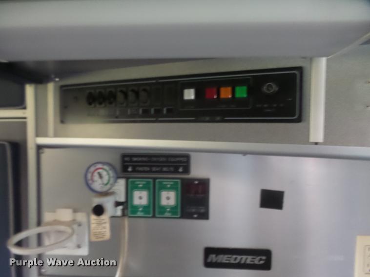 image for item DA5570 2003 Ford Econoline E450 Super Duty ambulance