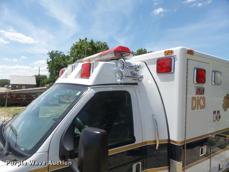 image for item DA5570 2003 Ford Econoline E450 Super Duty ambulance