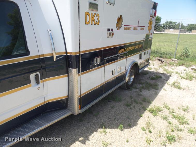 image for item DA5570 2003 Ford Econoline E450 Super Duty ambulance
