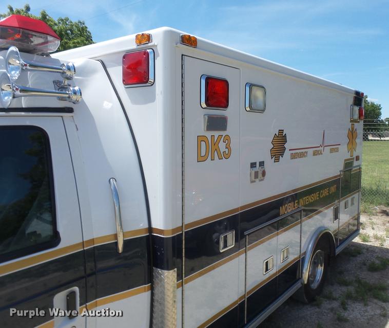 image for item DA5570 2003 Ford Econoline E450 Super Duty ambulance