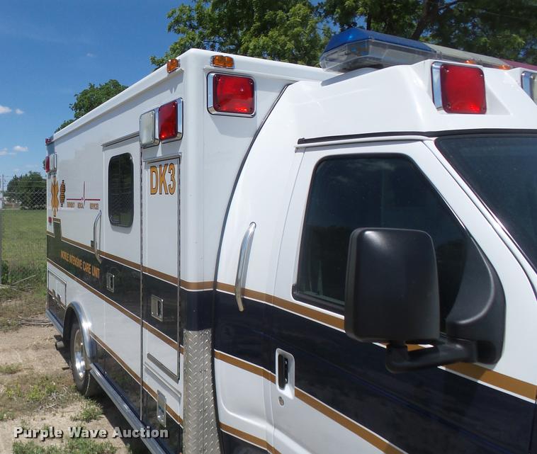 image for item DA5570 2003 Ford Econoline E450 Super Duty ambulance