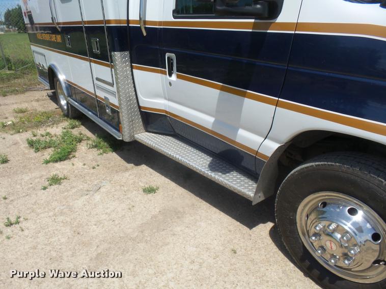 image for item DA5570 2003 Ford Econoline E450 Super Duty ambulance