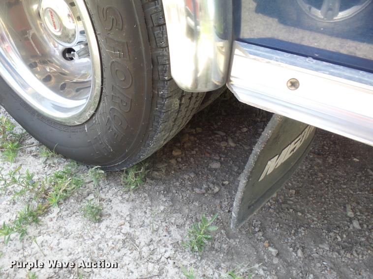 image for item DA5570 2003 Ford Econoline E450 Super Duty ambulance