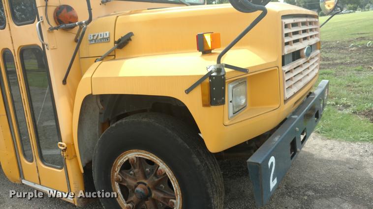image for item DA5748 1994 Ford B700 school bus