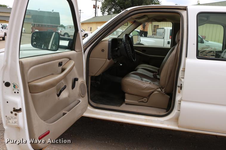 image for item DA6836 2003 Chevrolet Silverado 2500HD Crew Cab pickup truck