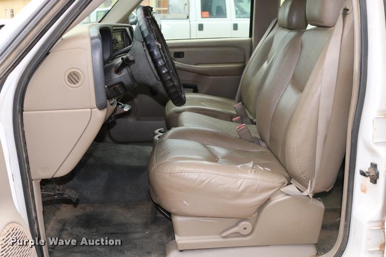 image for item DA6836 2003 Chevrolet Silverado 2500HD Crew Cab pickup truck