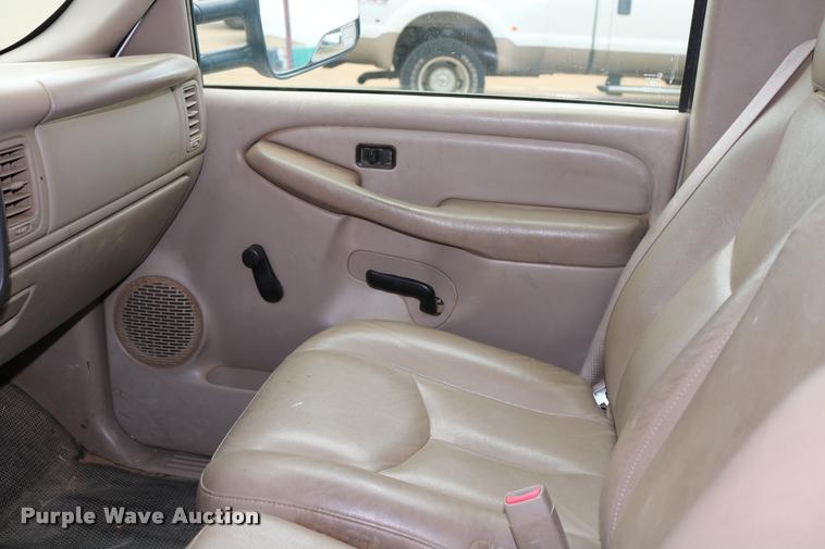 image for item DA6836 2003 Chevrolet Silverado 2500HD Crew Cab pickup truck