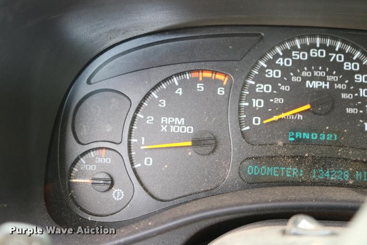 image for item DA6836 2003 Chevrolet Silverado 2500HD Crew Cab pickup truck