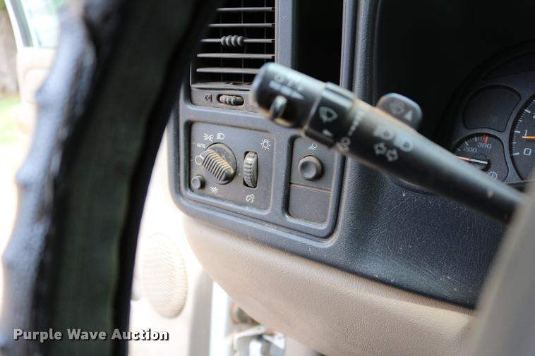 image for item DA6836 2003 Chevrolet Silverado 2500HD Crew Cab pickup truck