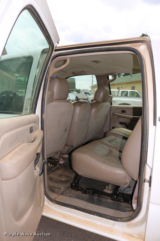 image for item DA6836 2003 Chevrolet Silverado 2500HD Crew Cab pickup truck