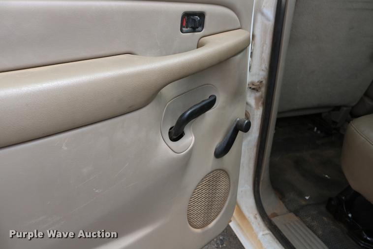 image for item DA6836 2003 Chevrolet Silverado 2500HD Crew Cab pickup truck
