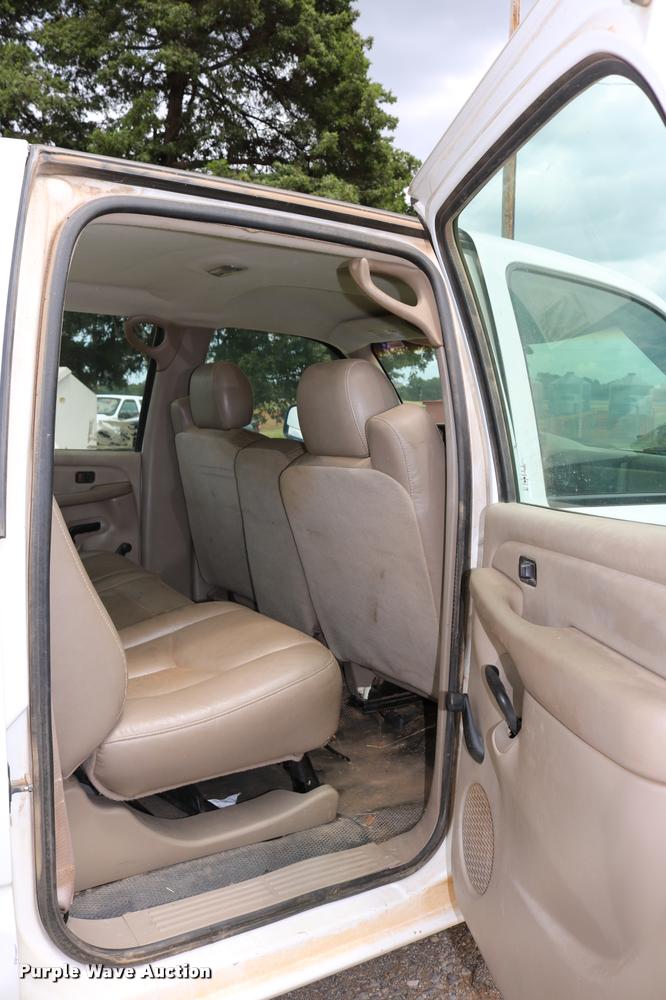 image for item DA6836 2003 Chevrolet Silverado 2500HD Crew Cab pickup truck
