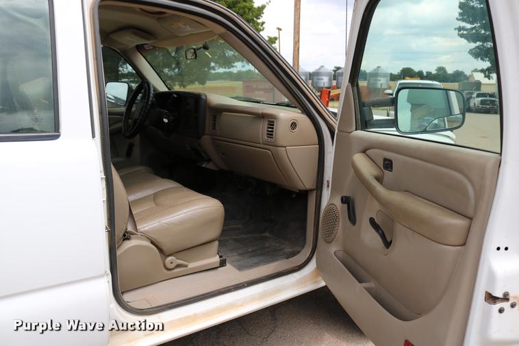 image for item DA6836 2003 Chevrolet Silverado 2500HD Crew Cab pickup truck