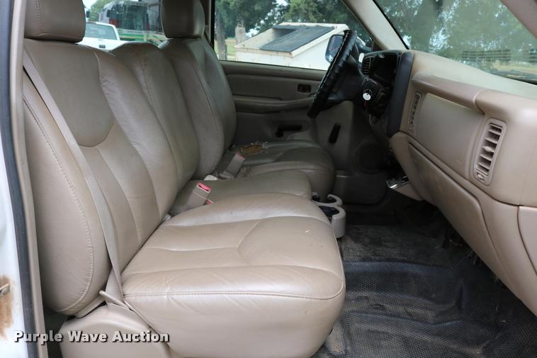 image for item DA6836 2003 Chevrolet Silverado 2500HD Crew Cab pickup truck