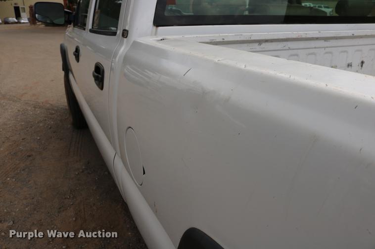 image for item DA6836 2003 Chevrolet Silverado 2500HD Crew Cab pickup truck