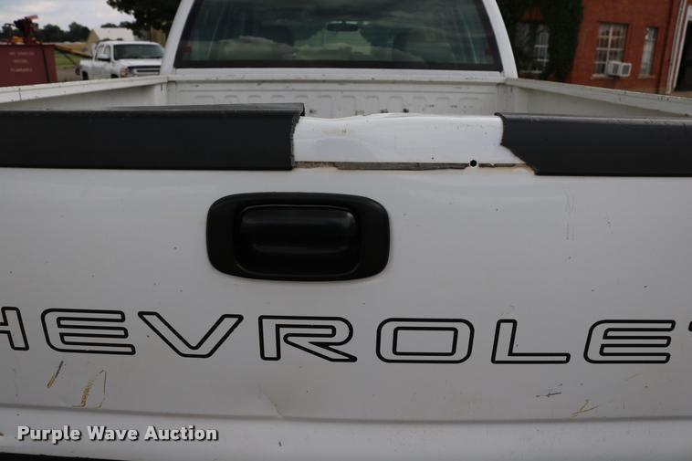 image for item DA6836 2003 Chevrolet Silverado 2500HD Crew Cab pickup truck