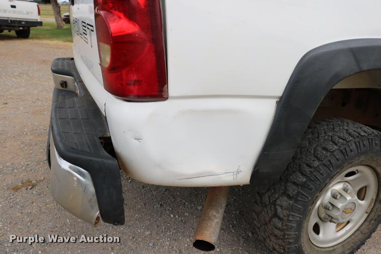 image for item DA6836 2003 Chevrolet Silverado 2500HD Crew Cab pickup truck