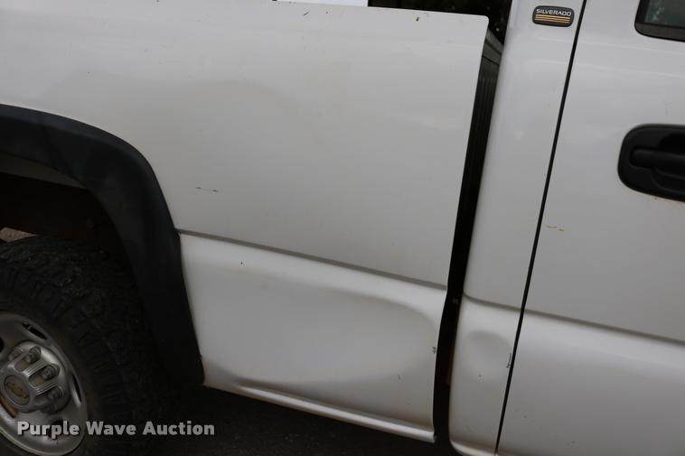 image for item DA6836 2003 Chevrolet Silverado 2500HD Crew Cab pickup truck