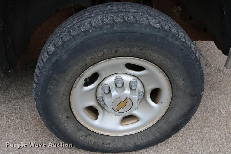 image for item DA6836 2003 Chevrolet Silverado 2500HD Crew Cab pickup truck