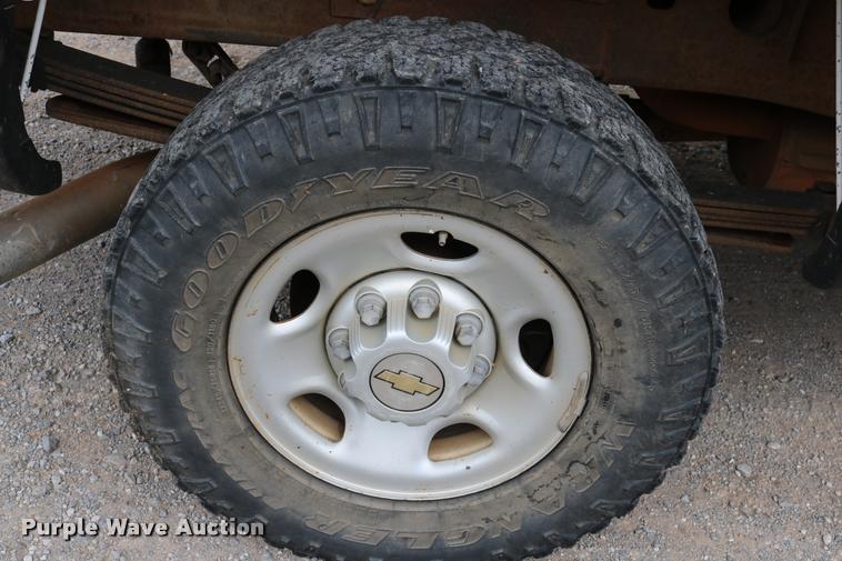 image for item DA6836 2003 Chevrolet Silverado 2500HD Crew Cab pickup truck