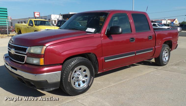 image for item DB4056 2006 Chevrolet Silverado 1500 Crew Cab pickup truck