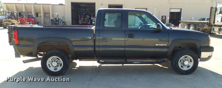 image for item DB4059 2004 Chevrolet Silverado 2500HD Ext. Cab pickup truck