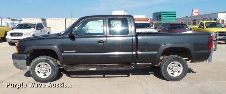 image for item DB4059 2004 Chevrolet Silverado 2500HD Ext. Cab pickup truck