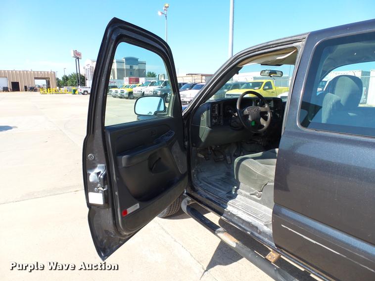 image for item DB4059 2004 Chevrolet Silverado 2500HD Ext. Cab pickup truck