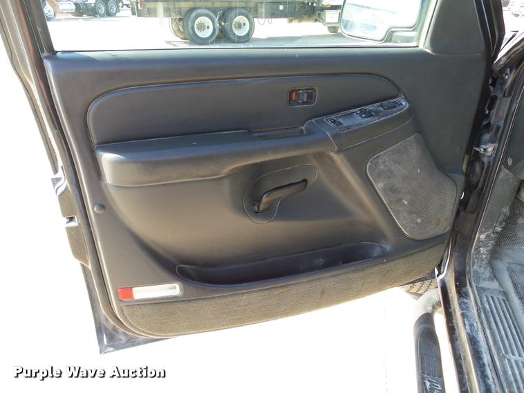 image for item DB4059 2004 Chevrolet Silverado 2500HD Ext. Cab pickup truck