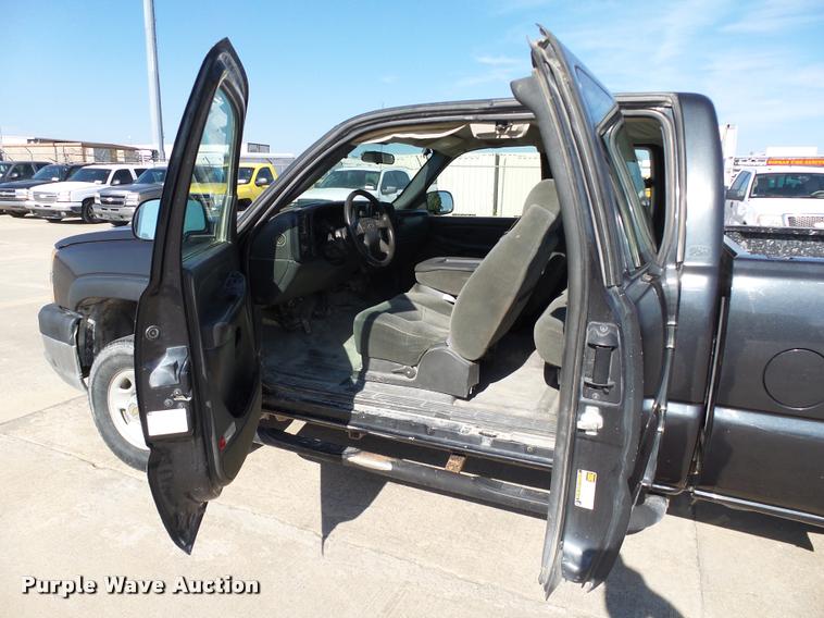 image for item DB4059 2004 Chevrolet Silverado 2500HD Ext. Cab pickup truck
