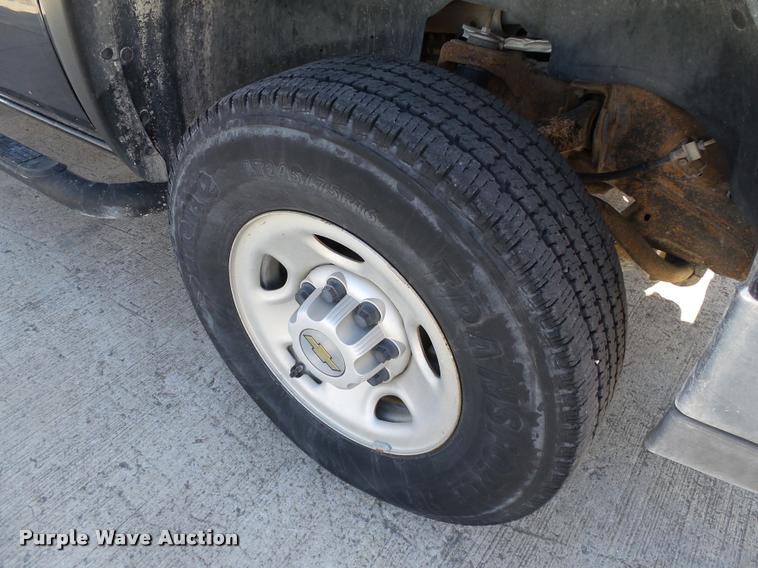 image for item DB4059 2004 Chevrolet Silverado 2500HD Ext. Cab pickup truck