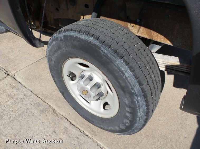 image for item DB4059 2004 Chevrolet Silverado 2500HD Ext. Cab pickup truck